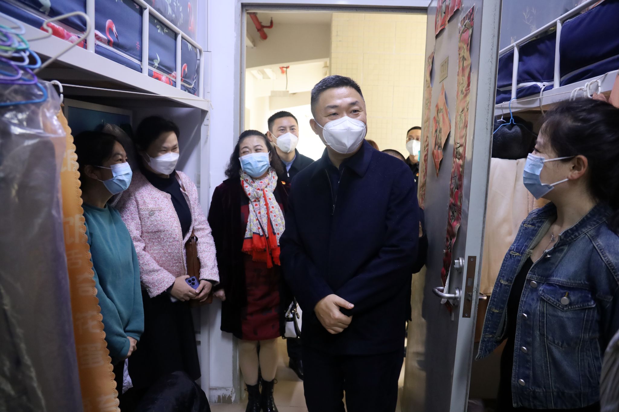 团广东省委书记冉波慰问beat365留校学生和医护人员