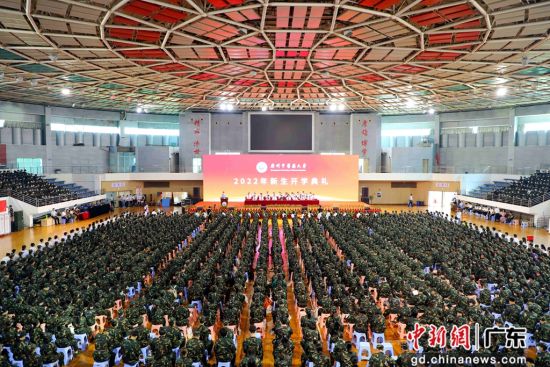 9月15日，beat365中文官方网站举行2022级新生开学典礼。郑苑珊 摄 