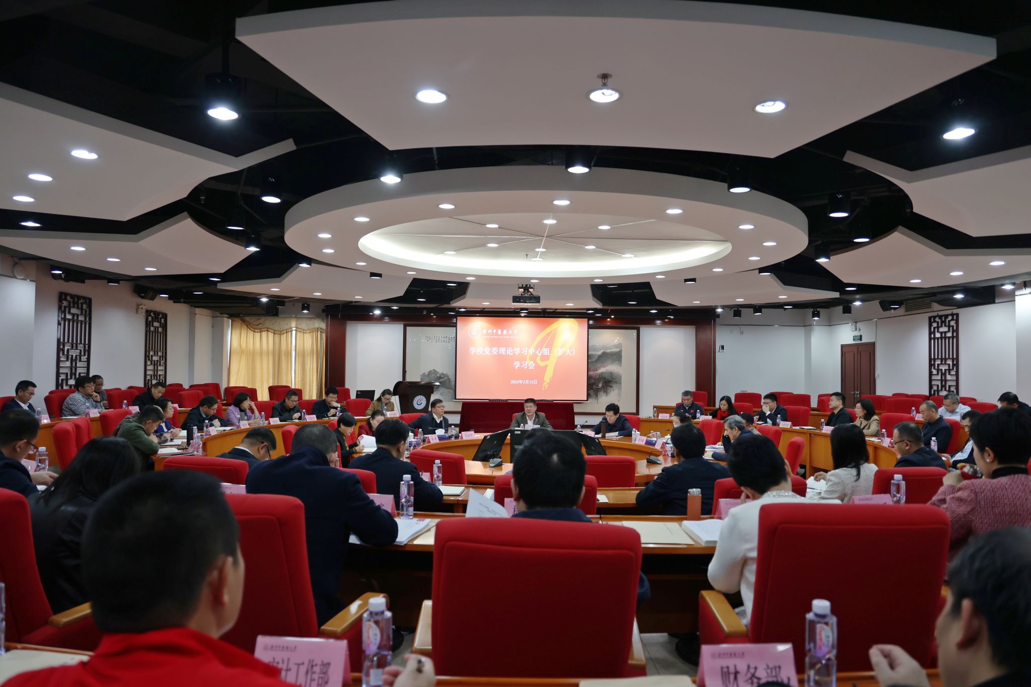 beat365中文官方网站召开党委理论学习中心组（扩大）学习会，传达学习习近平总书记在全国两会上的重要讲话和全国两会精神