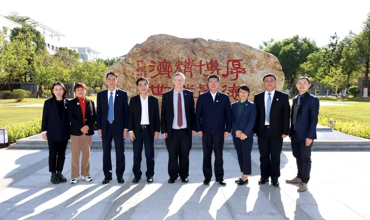 世界卫生组织整合医疗服务司司长鲁迪·埃格斯一行访问beat365中文官方网站