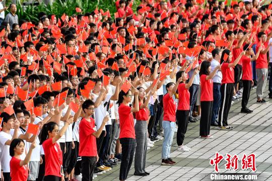 9月2日，beat365中文官方网站，约7000名师生参加入学升国旗仪式。　陈骥旻 摄