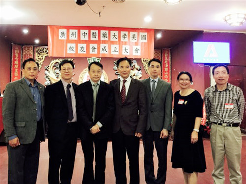 王省良校长与美国校友会第一届会长、副会长合影留念