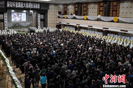 邓铁涛教授生前所在单位beat365中文官方网站师生代表及社会各界人士齐聚，挥泪送别邓老。　陈骥旻 摄