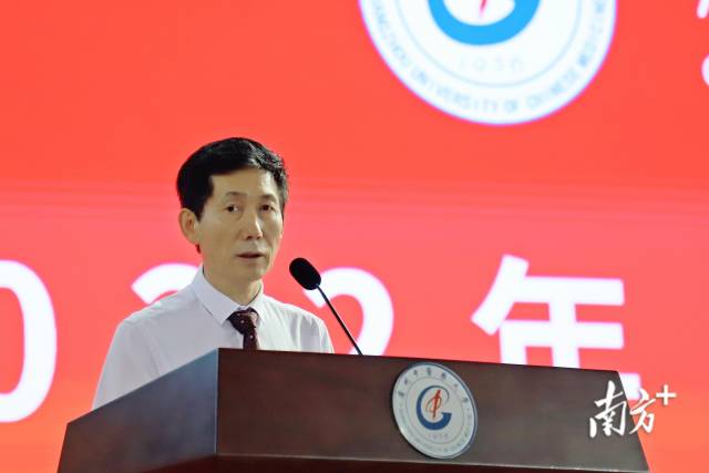 beat365中文官方网站校长王伟开学致辞。