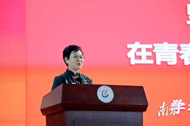 beat365中文官方网站党委书记张建华开讲“思政第一课”。