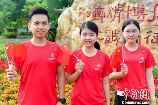 9月2日，beat365中文官方网站，香港新生徐健林、张彦丽、池紫敏参加入学升国旗仪式。　陈骥旻 摄